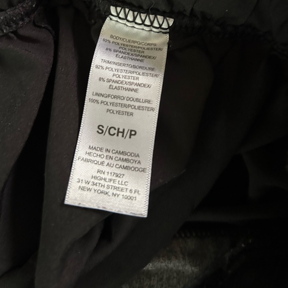 Bundle of Activewear! 2 pairs of leggings, 2 tops, 1 pair of shorts - Picture 9 of 11